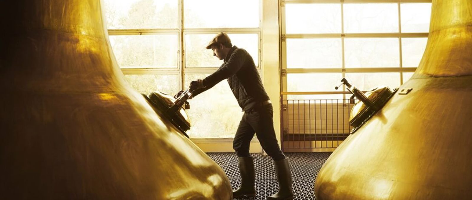 aberfeldy_worker_and_pot_still_side5213x3614_copy.jpg